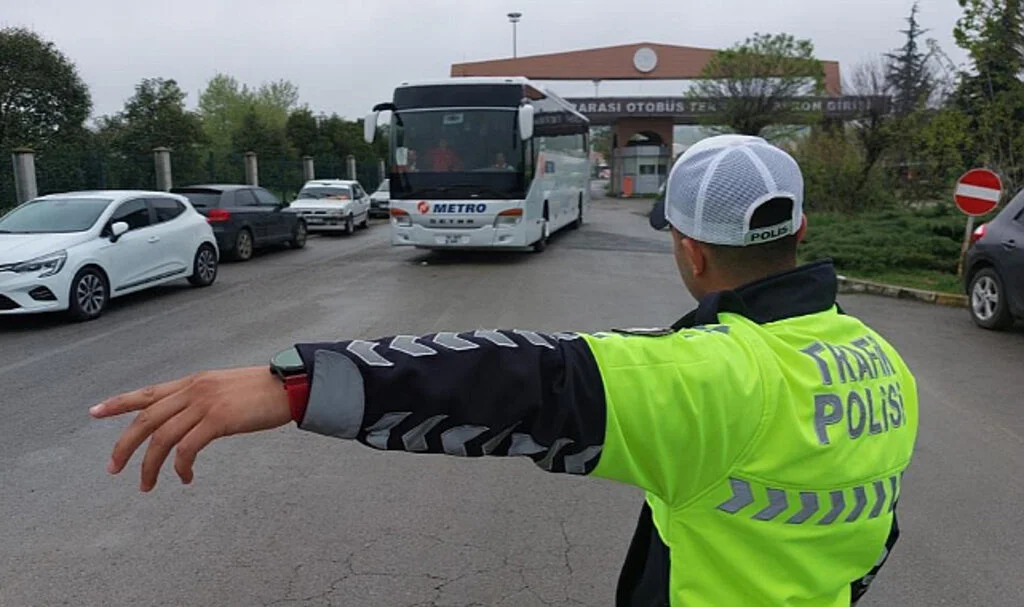 Polisten Bayramda Yola Çıkan Otobüslerdeki Yolculara "Emniyet Kemeri Takın" Uyarısı