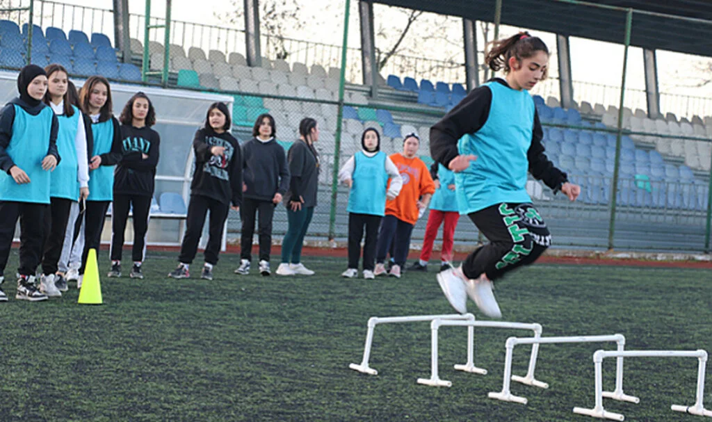 Salıpaarı Kız Futbol Takımı Sıkı Çalışıyor