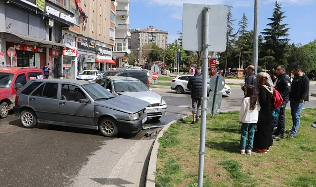 Samsun'da 2 Otomobil Kavşakta Çarpıştı: 1 Yaralı