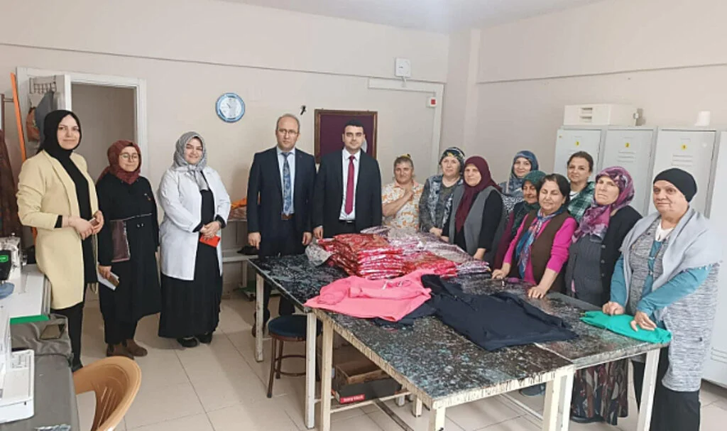 Samsun'da 41 Öğrenciye Kıyafet Diktiler 