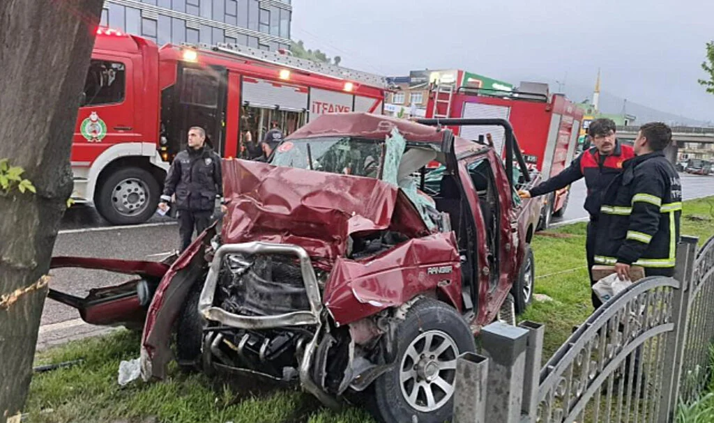 Samsun'da Ağaca Çarpıp Hurdaya Dönen Pikaptan Sağ Çıktılar
