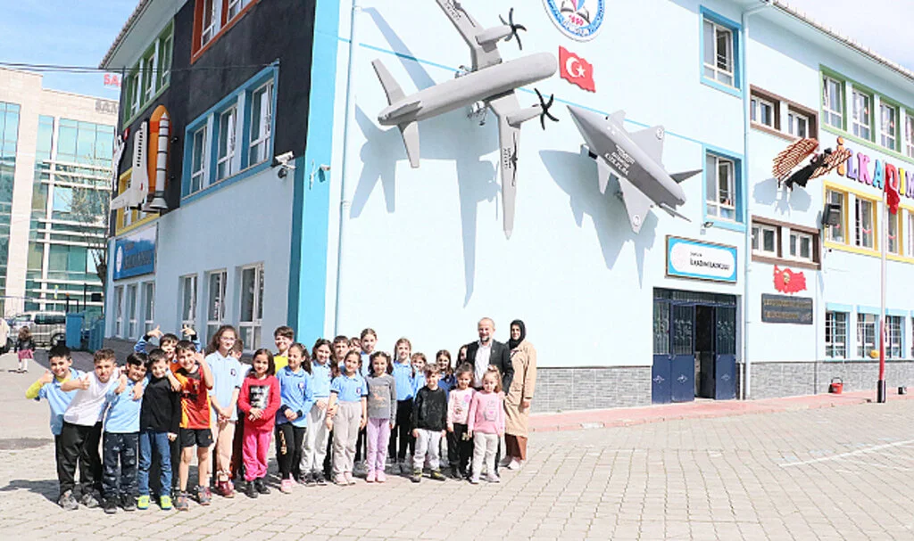 Samsun'da Bayraktar Kızılelma ve Akıncı'nın Maketleri Okul Duvarında Sergileniyor