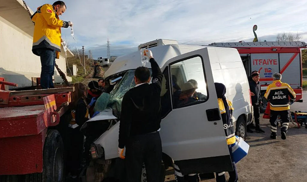 Samsun'da Depremzede Ailenin Aracı Tırla Çarpıştı: 5 Yaralı
