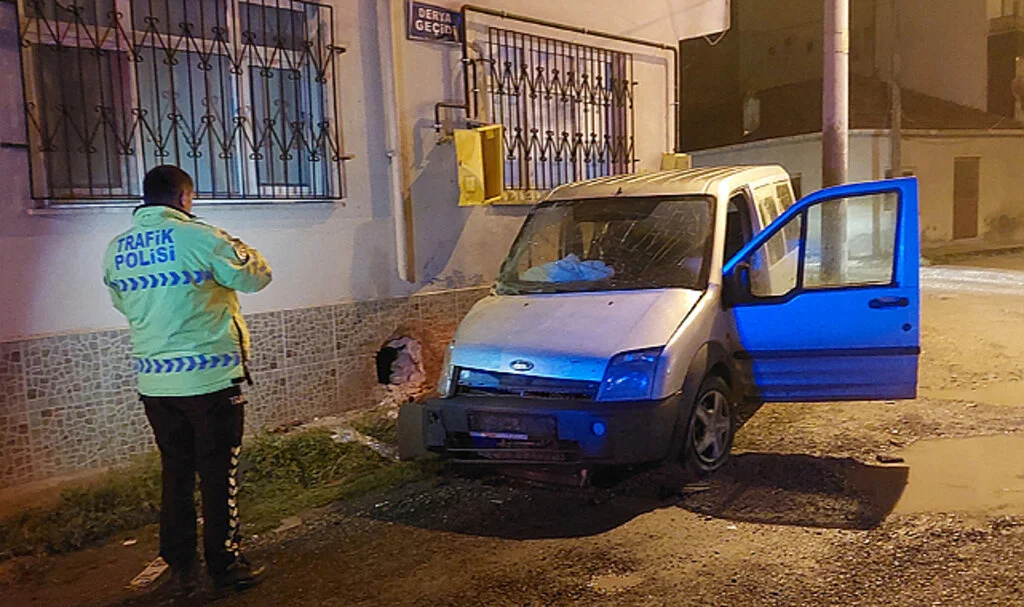 Samsun'da Evin Duvarına Çarpan Aracın Sürücüsü Yaralandı