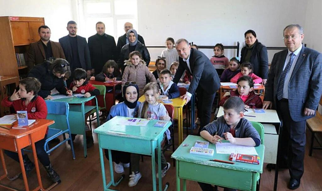 Samsun’da Hastaneden Okula Kitap Bağışı