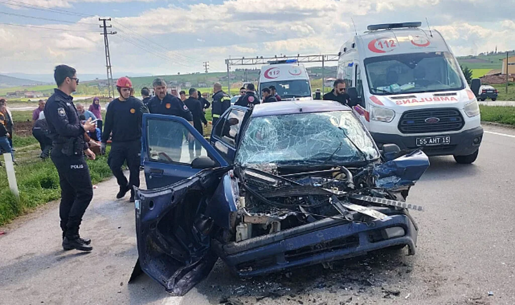Samsun'da İki Otomobil Çarpıştı Kazada 6 Kişi Yaralandı