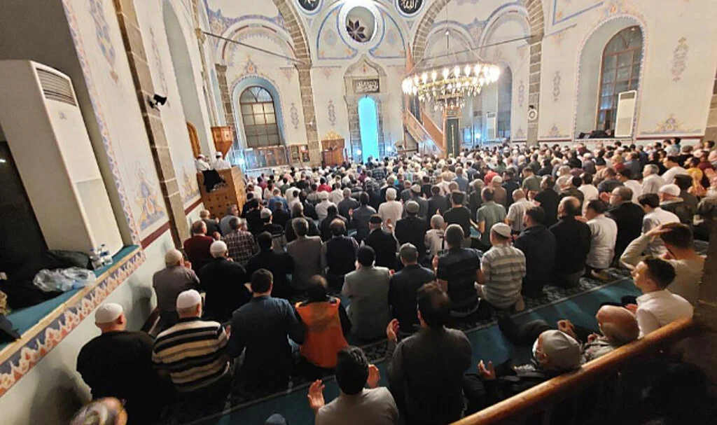 Samsun'da Kadir Gecesi'nde Camiler Doldu Taştı