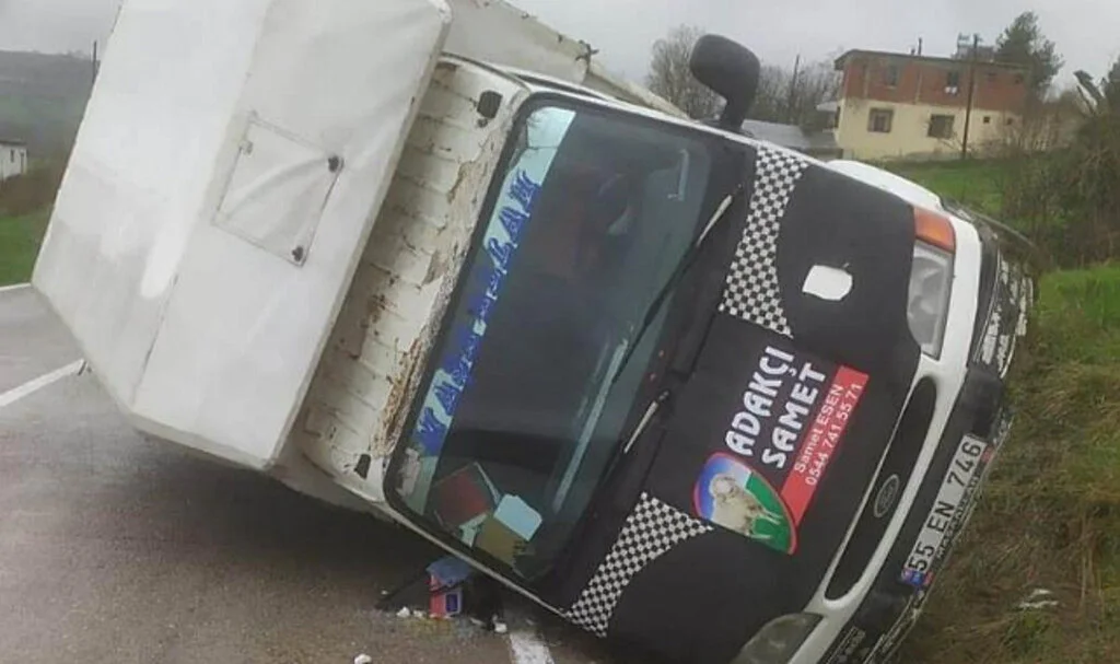 Samsun'da Kontrolden Çıkan Kamyonet Devrildi