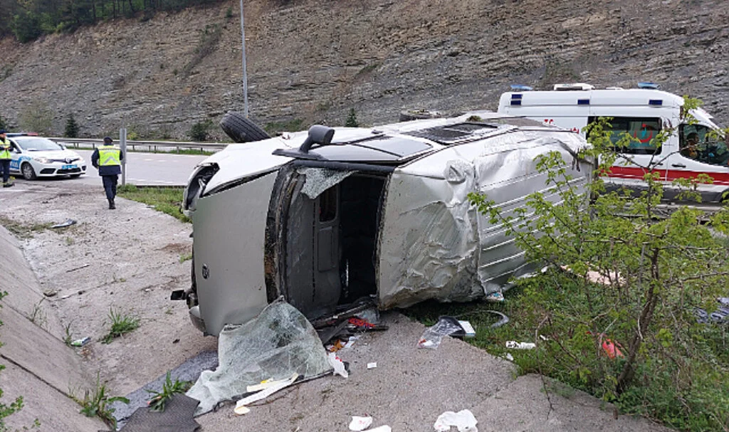 Samsun'da minibüs takla attı: 4 yaralı