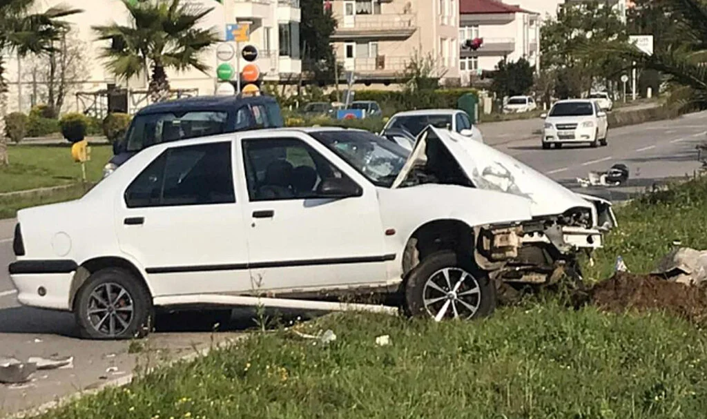 Samsun'da Otomobil Aydınlatma Direğine Çarptı: 1 Yaralı