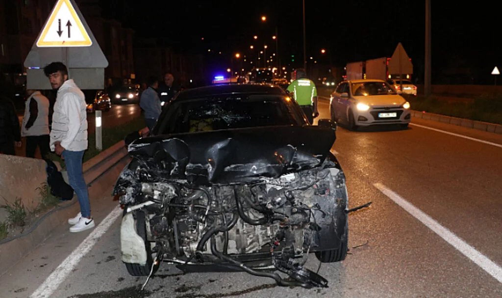 Samsun'da Otomobil Bariyere Çarptı, 3 Kişi Yaralandı