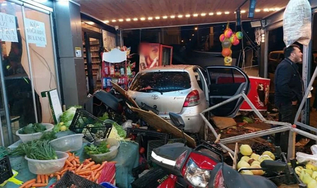 Samsun'da Otomobil Bir Dükkanın Manav Reyonuna Böyle Girdi: 1'i Ağır 2 Yaralı