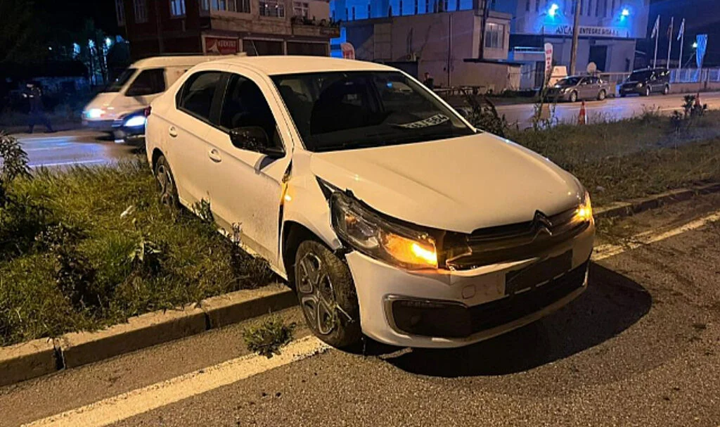 Samsun'da Otomobil Refüje Çıktı: 1 Yaralı