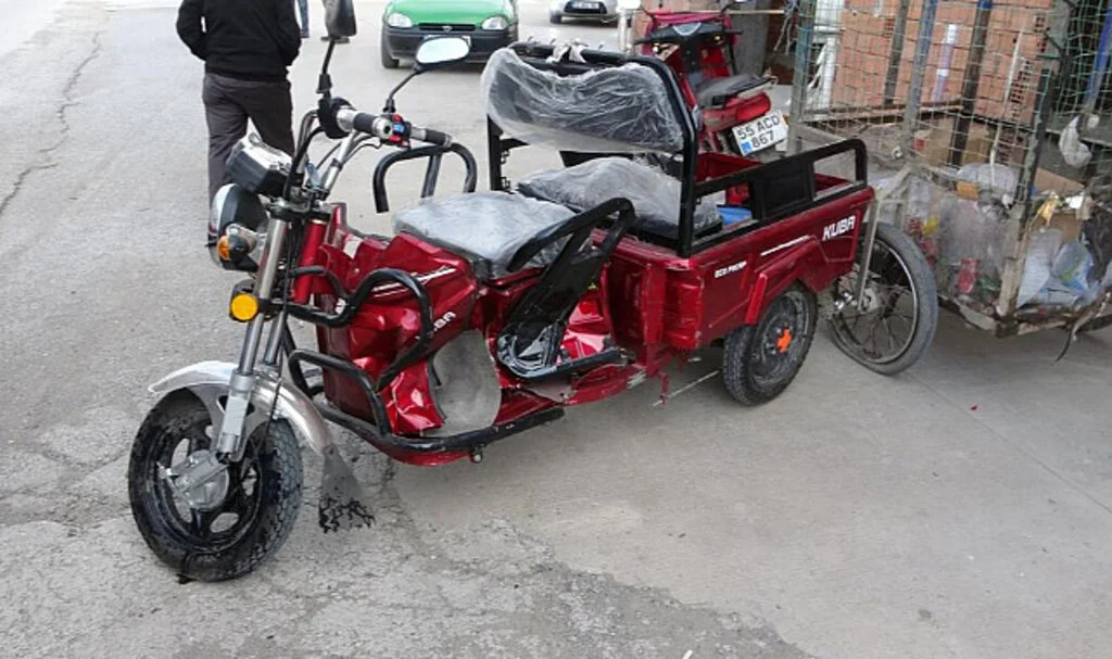 Samsun’da Otomobilin Çarptığı 79 Yaşındaki Elektrikli Bisiklet Sürücüsü Ağır Yaralandı