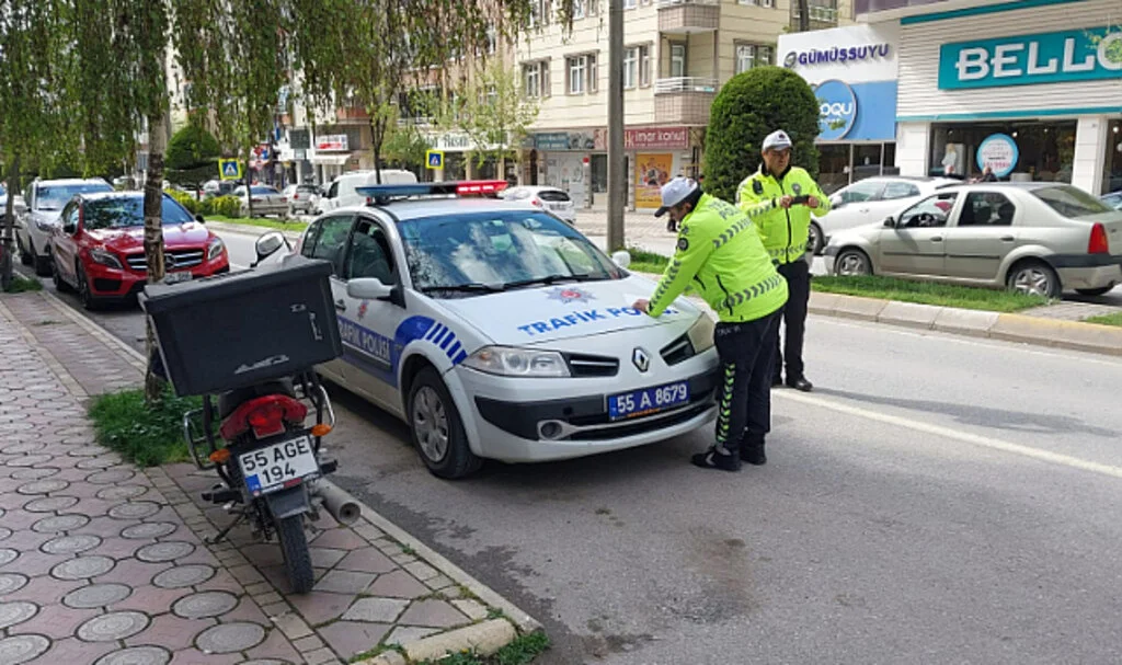 Samsun'da Otomobille Çarpışan Motosikletin Sürücüsü Yaralandı