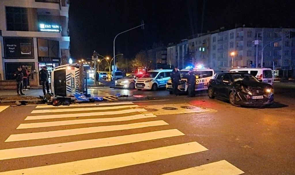 Samsun’da otomobille çarpışan polis aracındaki 2 polis memuru yaralandı
