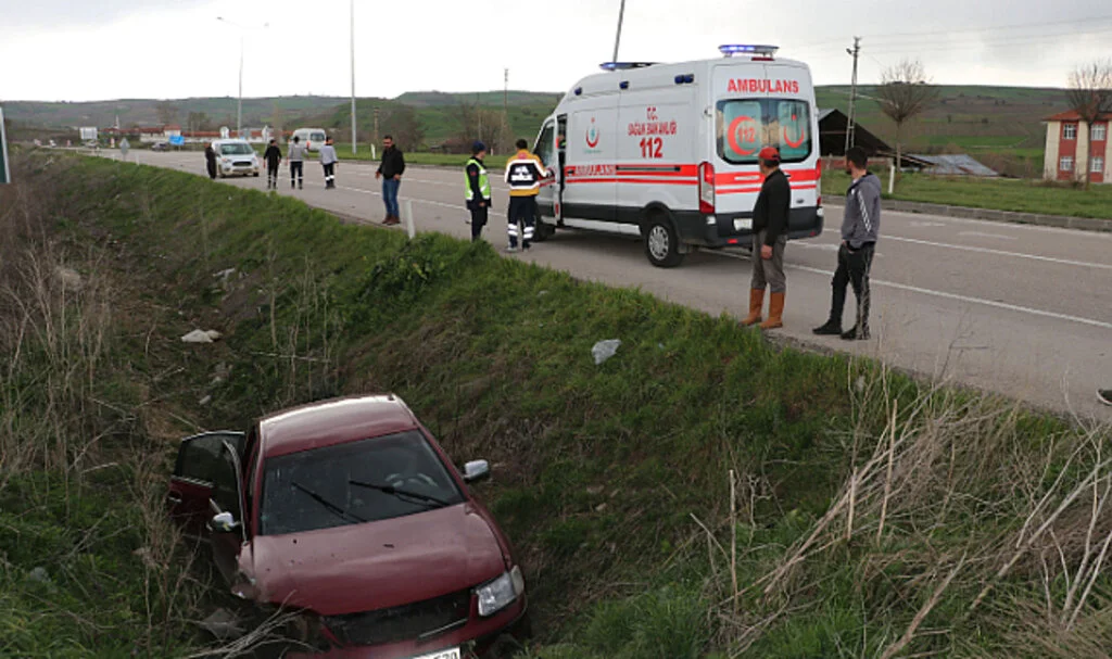 Samsun'da Şarampole Düşen Otomobildeki 3 Kişi Yaralandı