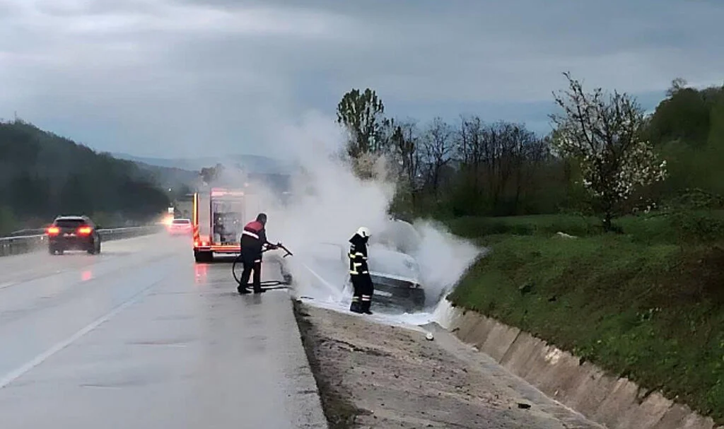Samsun'da Seyir Halindeki Otomobilde Yangın: 4 Yaralı
