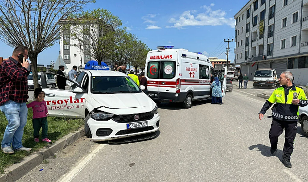 Samsun'da Sürücü Adayının otomobili İle Kamyonla Çarpıştı, 1 Kişi Yaralandı