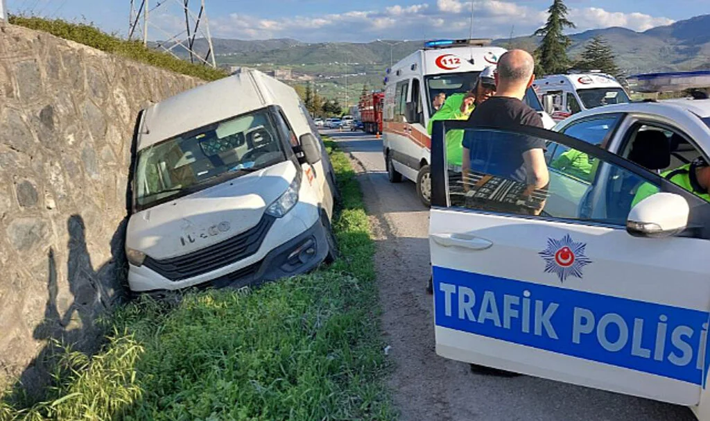 Samsun'da Tırın Sıkıştırdığı Minibüs Su Kanalına Girdi