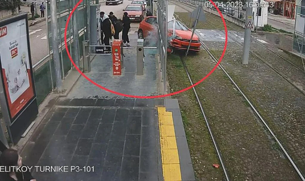Samsun'da Tramvay İstasyonunda Ölümün Teğet Geçtiği Anlar Kamerada
