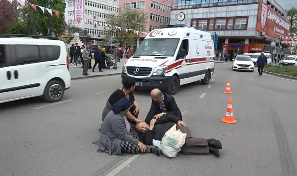 Samsun’da Yaya Geçidini Kullanmayan Vatandaşa Otomobil Çarptı