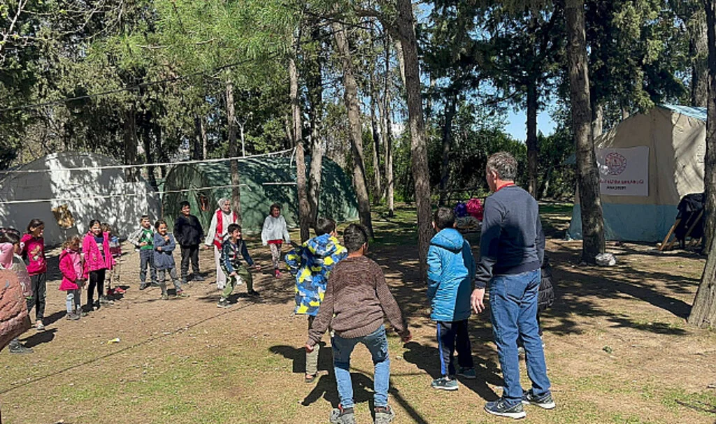 Samsun Milli Eğitim Müdürlüğü ekibi, Depremzede Çocuklarla Maç Yaptı