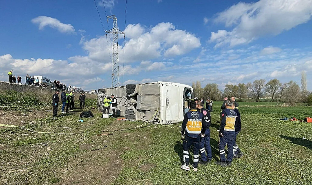 Servis Devrildi: 3 Ölü, 31 Yaralı