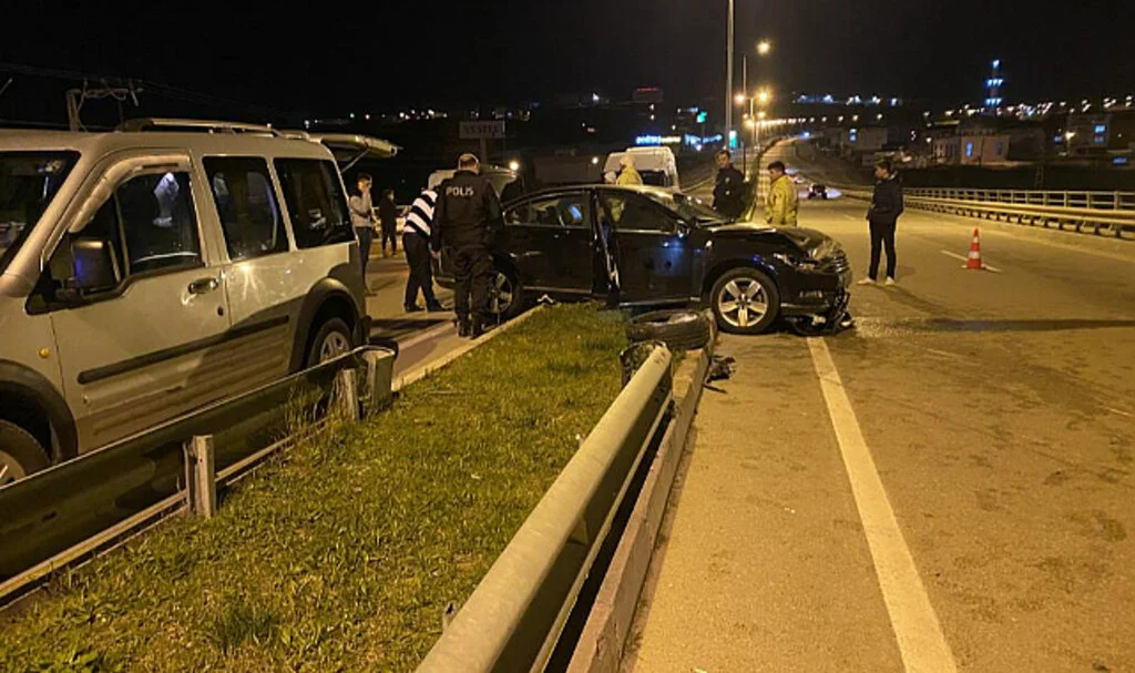 Sinop’ta Kontrolden Çıkan Otomobil Refüje Çıktı: 3 Yaralı