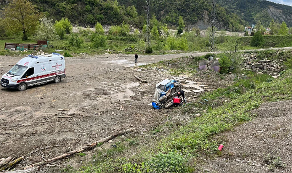 Sinop'ta tarım aracı devrildi, 1 kişi öldü, 1 kişi yaralandı