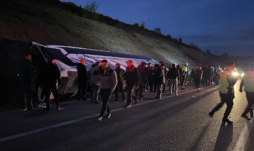 Sinop’ta yolcu otobüsü su kanalına devrildi, 9 kişi yaralandı