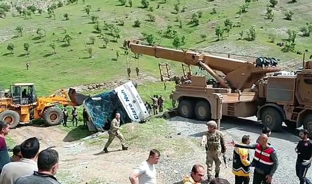 Son Dakika: Şırnak'ta askeri personeli taşıyan otobüs devrildi: 2 şehit, 45 yaralı