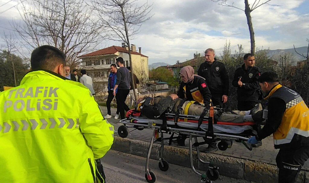 Tırın Dorsesinin Çarptığı Motosiklet Sürücüsü Yaralandı