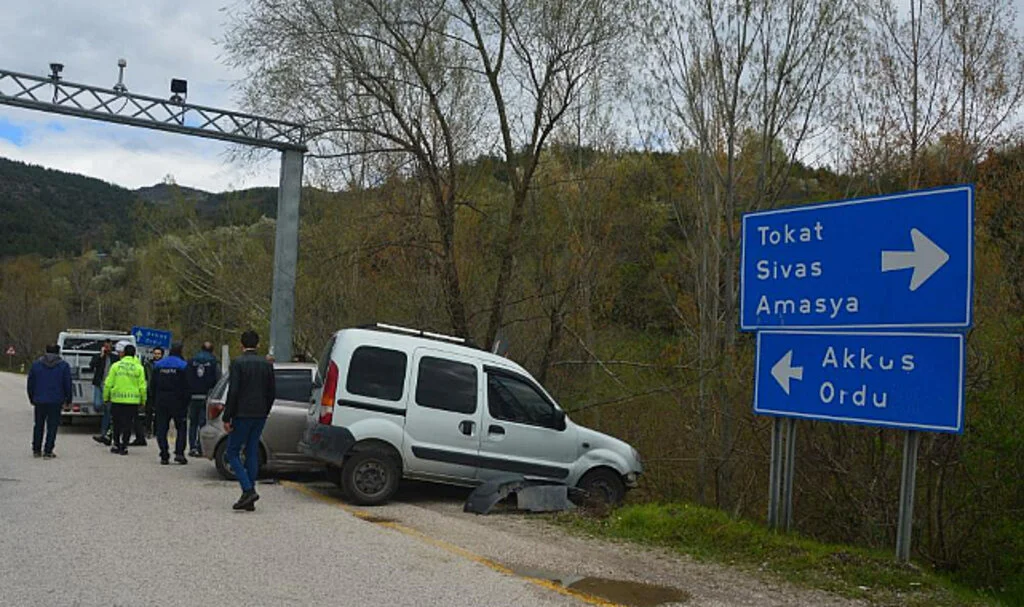 Tokat’ta Otomobil ile Hafif Ticari Araç Çarpıştı: 2 Yaralı
