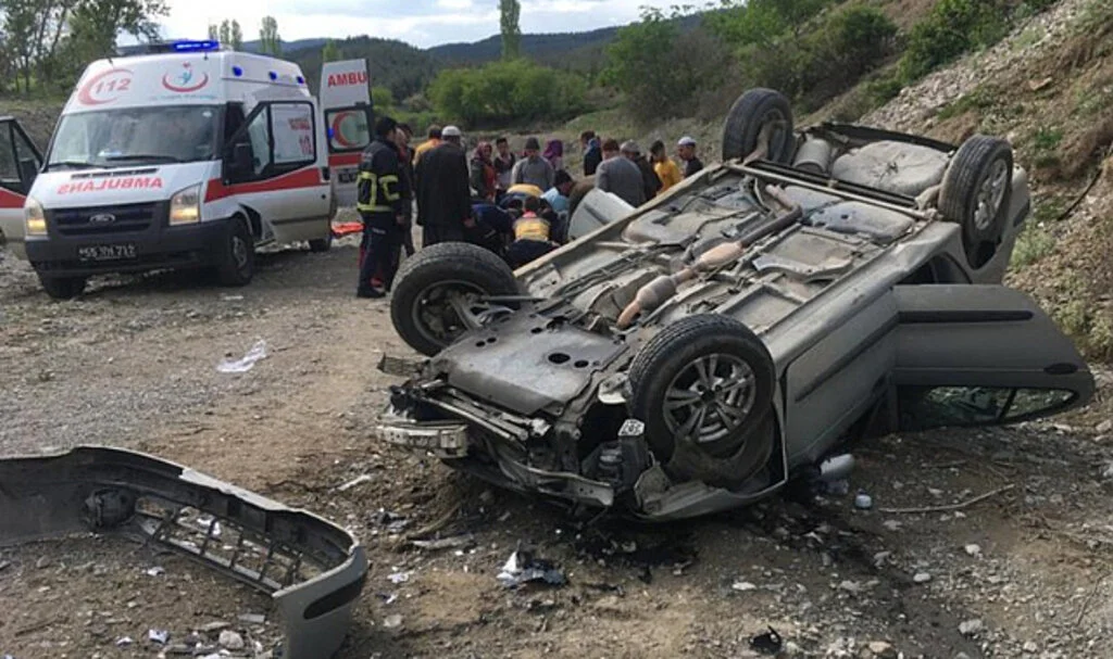 Vezirköprü'de dere yatağına devrilen otomobildeki 2 kişi yaralandı