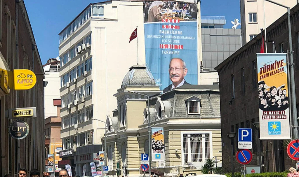 '15 Bin Lira İkramiye' Pankartı Her Yerde 