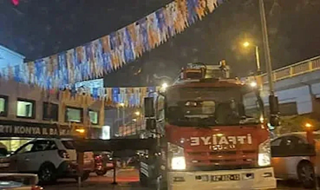 AK Parti’nin Bayraklarını İtfaiye Astı, Polis Korudu