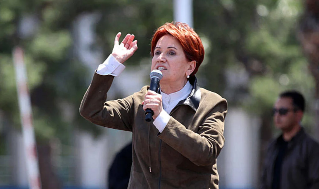 Akşener, Çanakkale’de Halka Seslendi: Bu Seçimde Bunları Süpürgenin Ucuyla Süpüreceğiz