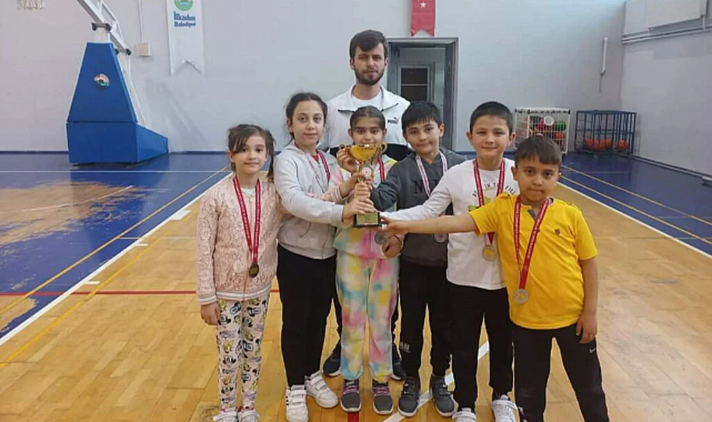 Alaçam Cumhuriyet İlkokulu Badminton Takımı İl İkincisi Oldu