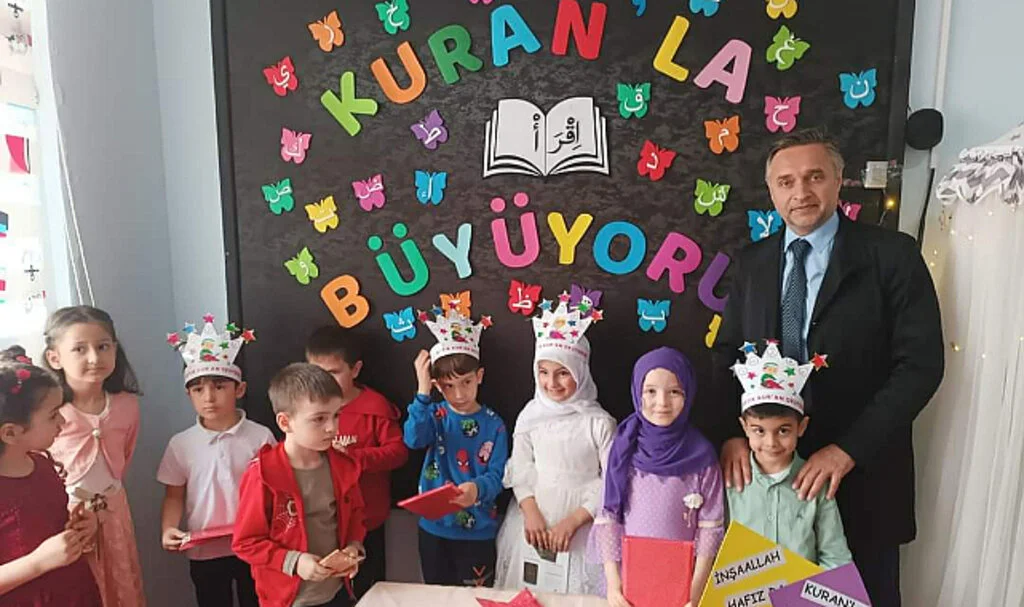 Alaçam'da "Kur'an Okumaya Geçiş ve Taç Giyme Töreni" Düzenlendi