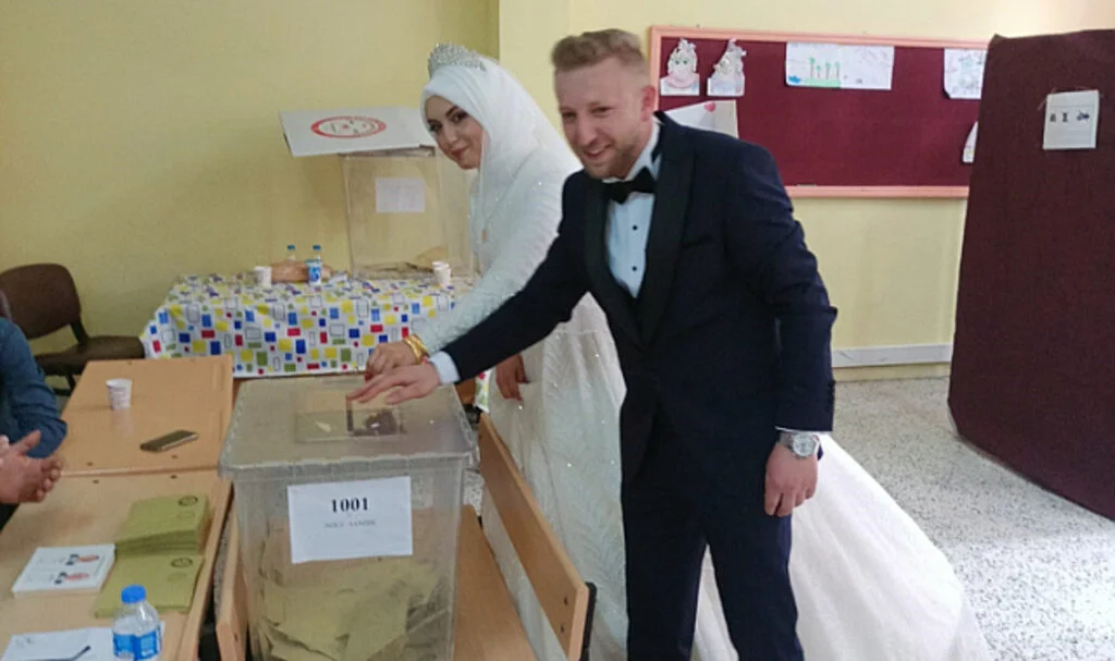 Amasya’da gelinle damat oy kullanıp düğüne geçti