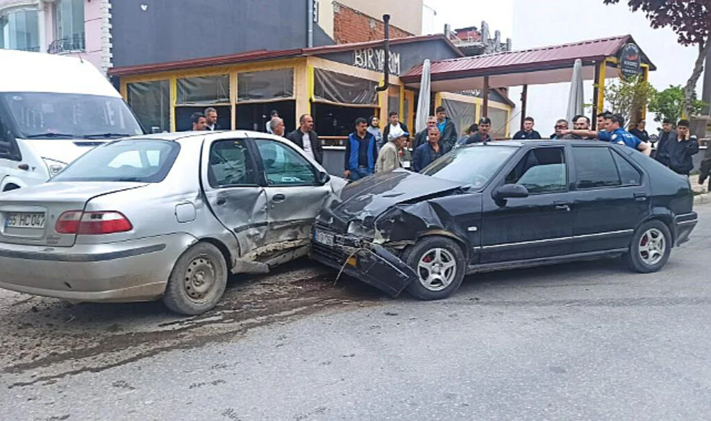Bafra'da İki Otomobil Çarpıştı: 2 Yaralı