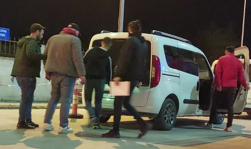 Bafra'da Üzerlerinde Ruhsatsız Tabanca ile Bıçak Bulunan 3 Zanlı Yakalandı