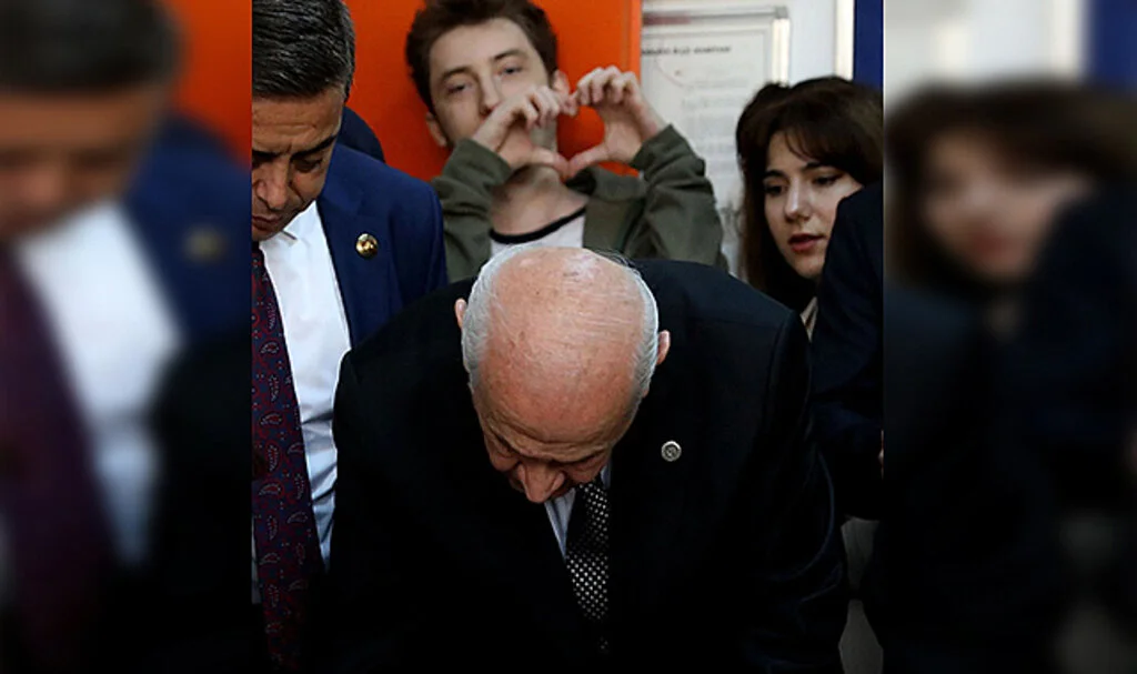 Bahçeli Oy Kullanırken Dikkat Çeken Hareket