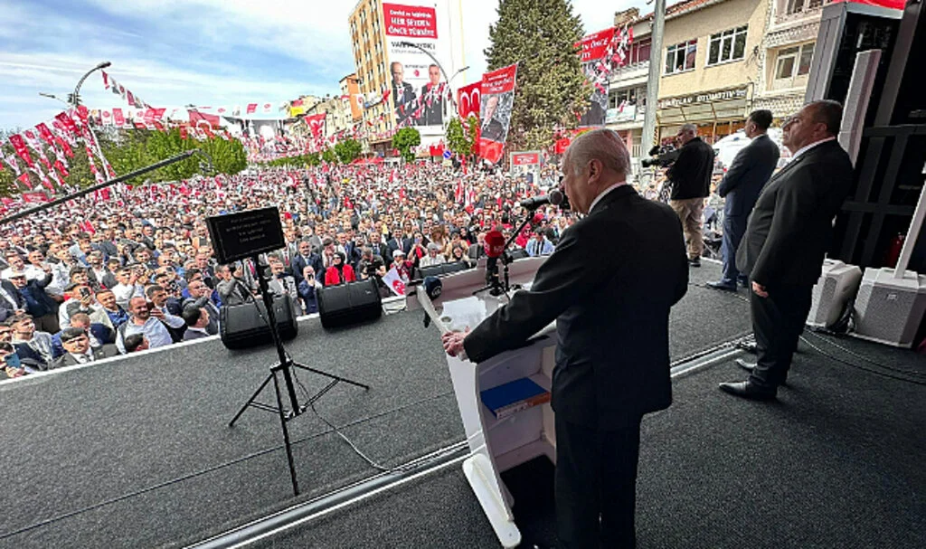 Bahçeli, "Türk Tipi Başkanlık Modelini Kurumsallaştıracak Yeni Bir Anayasa" İçin Oy İstedi