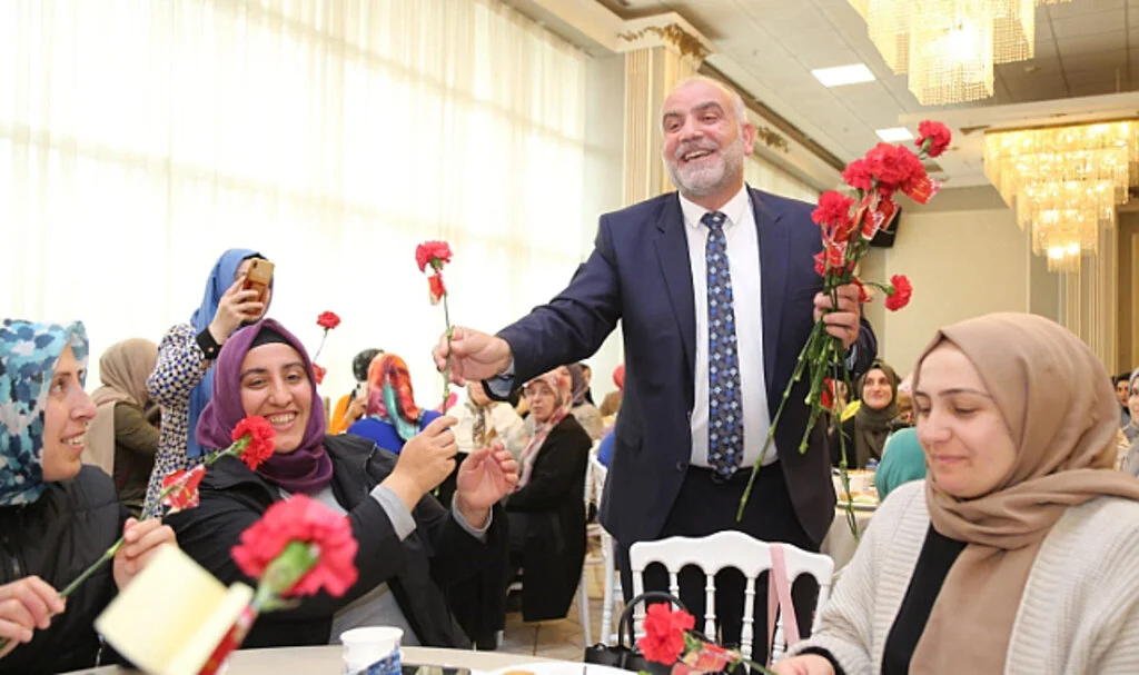 Başkan Sandıkçı: “Annelerimiz yüce gönülleri ve fedakar ruhları ile daima yanımızda”