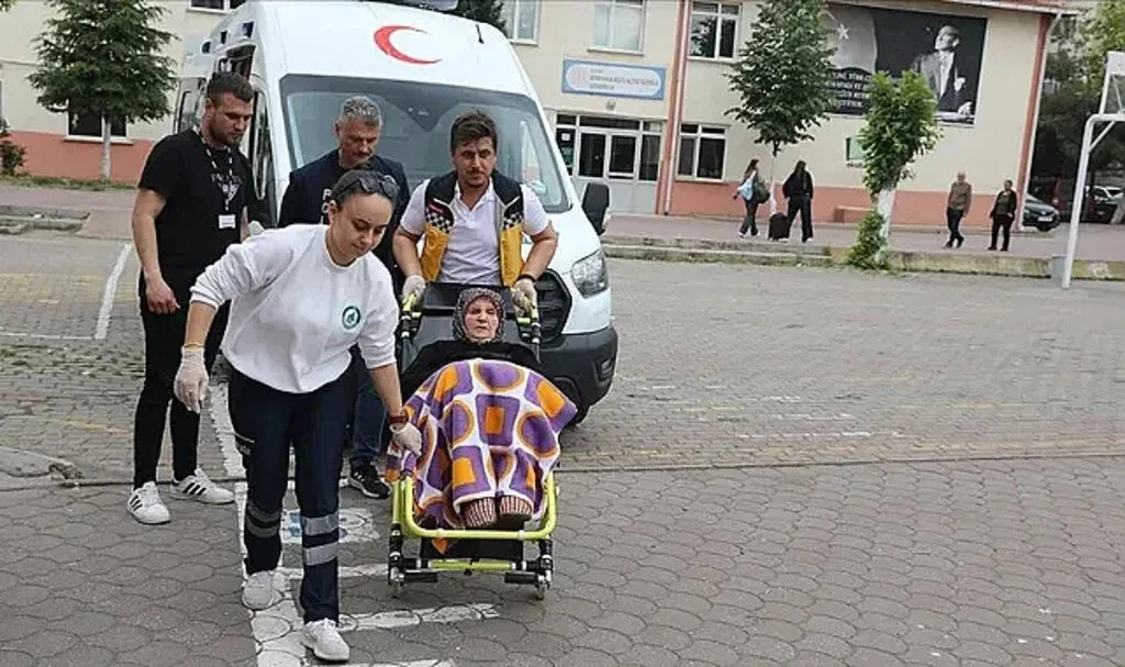 Bazı Vatandaşlar Oy Kullanacakları Okullara Ambulansla Getirildi