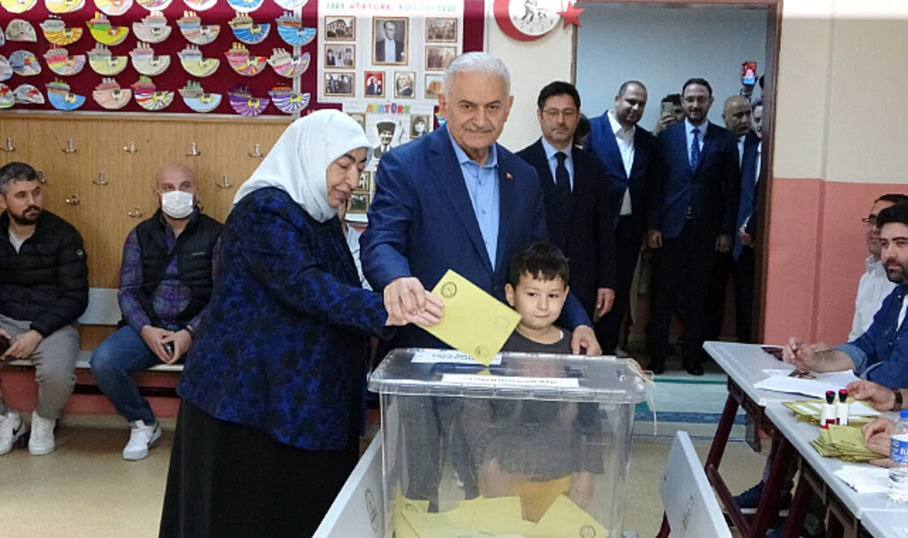 Binali Yıldırım Tuzla'da oy kullandı
