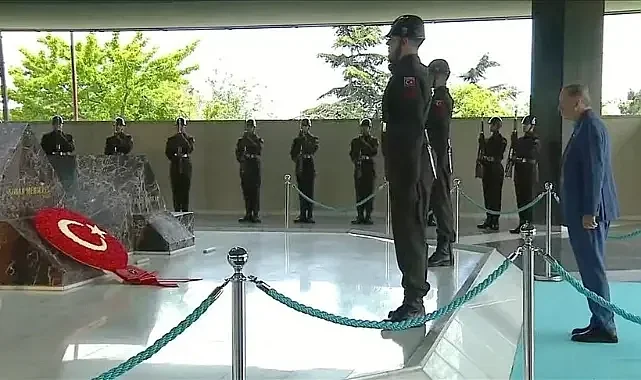 Cumhurbaşkanı Erdoğan, Adnan Menderes'in Anıt Mezarını Ziyaret Etti