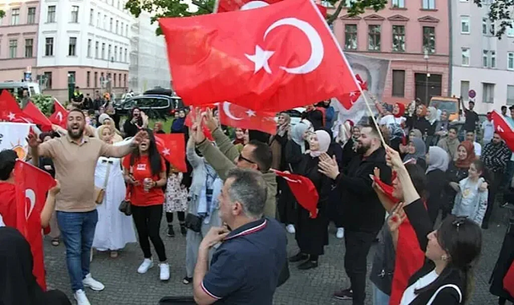 Cem Özdemir Almanya’daki Erdoğan Kutlamalarına Ateş Püskürdü
